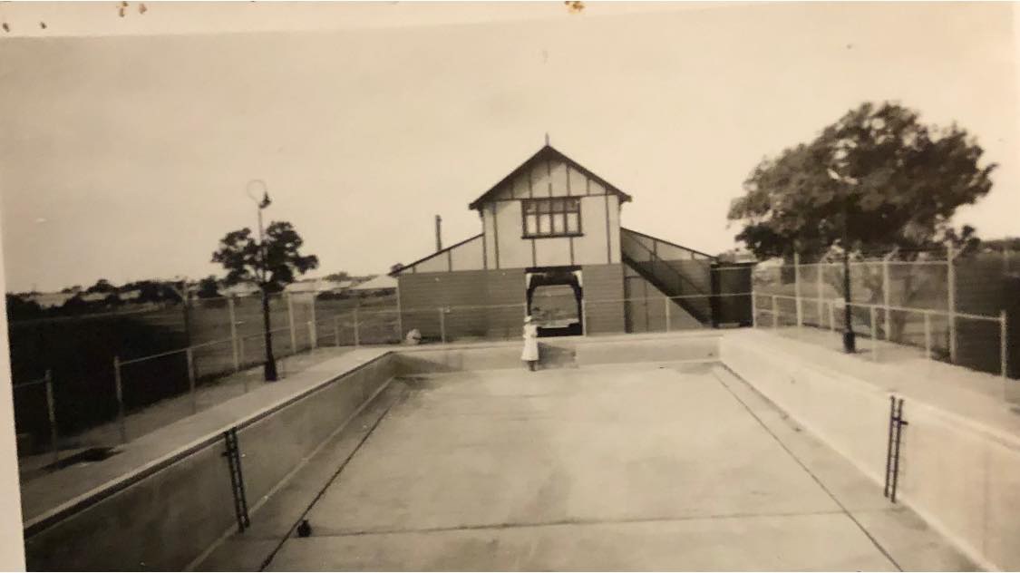 Bore Baths before filling. Opening of the Bore Baths 1933.jpg